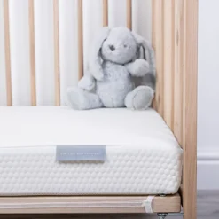 Tiny Dreamer Deluxe - Organic Coconut & Pocket Sprung Core Cot Mattress (120 X 60cm) -Furniture Store tiny dreamer deluxe organic coconut pocket sprung core cot mattress 120 x 60cm 5065015550358 04c MP